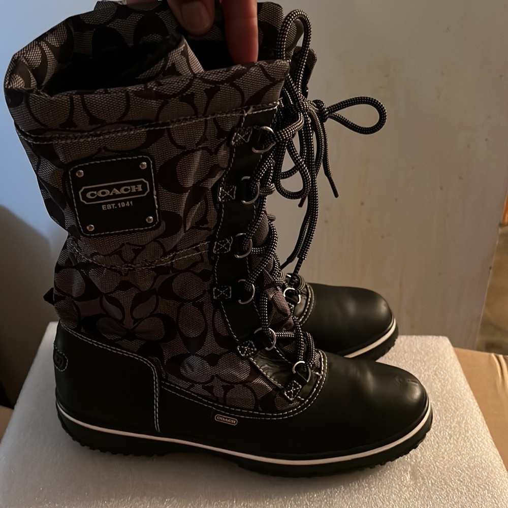 COACH BOOTS SIZE 8 women’s pre worn twice with a small scratch on the right boot - Picture 3 of 6